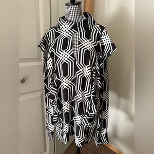 New York & Company Black and White Geometric Blouse